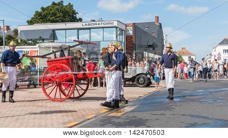 Firefighters Have An Antique Pump Early 20Th Century