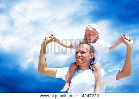 Glade far give sin søn en himmel baggrund piggyback ride