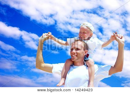Glade far give sin søn en himmel baggrund piggyback ride