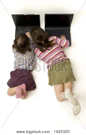 Két kislány dolgozik A laptop