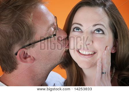 Hombre mujer besos