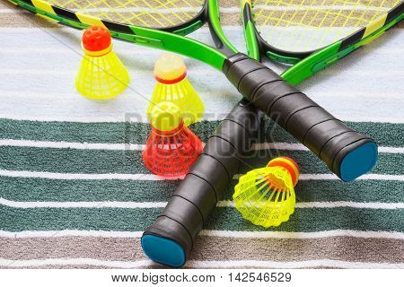 SPEEDMINTON a couple of rackets on the towel