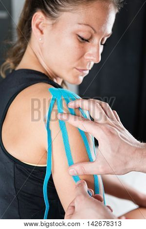 Shoulder treatment with kinesio tape, toned image