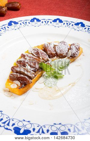 Baked pumpkin with figs and almond nuts
