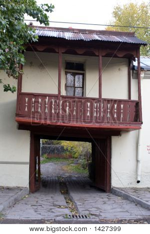 Vecchia casa con balcone