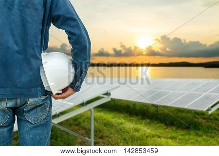 The engineering and safety helmets stood on the details of photovoltaic modules for renewable energy