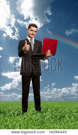 Full Length portret van een man met Laptop buiten