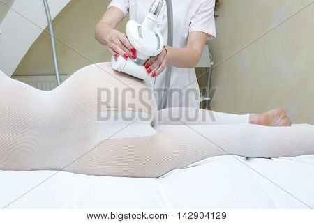 woman is in the process at the clinic lipomassage