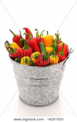 Peperoni assortiti nel secchio
