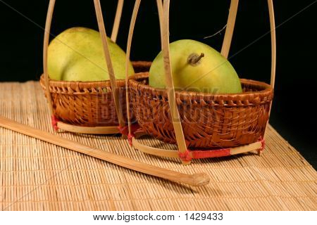 Pár Mango na proutěném koši