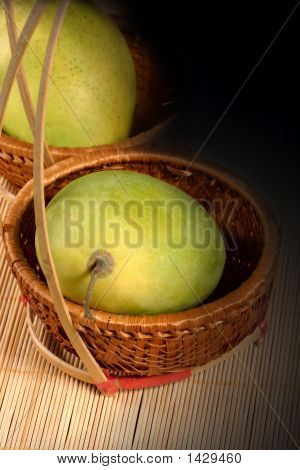 Mango na proutěném koši