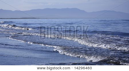 Surf under tidevand