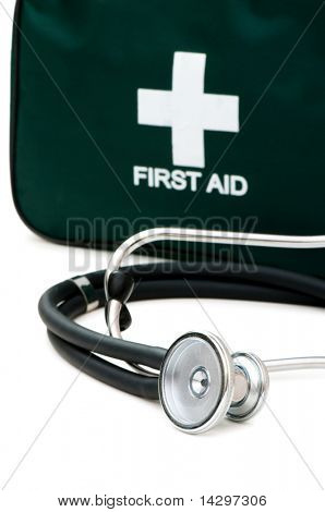 Kit di primo soccorso e stetoscopio isolato su bianco