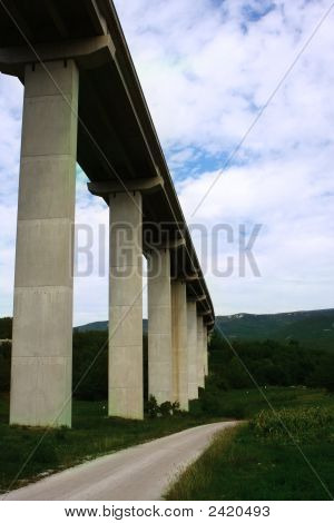 Pěkný most přes údolí