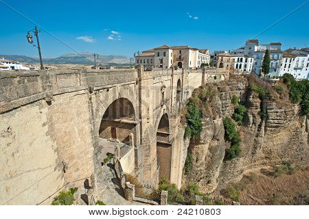 alte Brücke über eine Klippe, Spanien