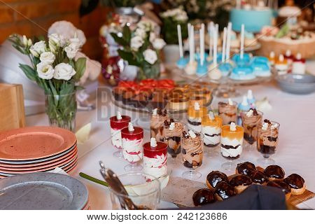Candy Bar. Delicious Sweet Buffet With Cupcakes. Sweet Holiday Buffet With Cupcakes And Other Desser