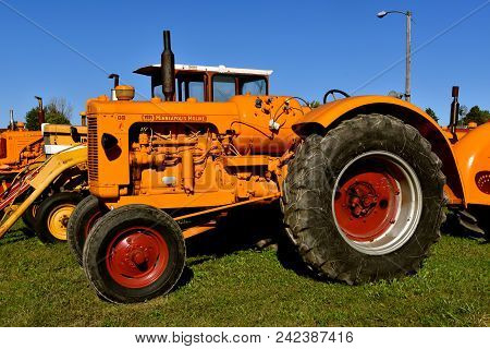 Dalton, Minnesota, Sept 8, 2017: A Restored Minneapolis Moline Gb Tractor Is Displayed At The Annual