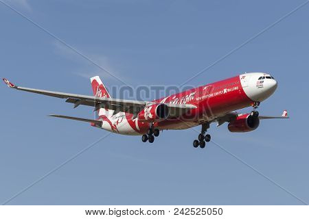 Melbourne, Australia - November 8, 2014: Airasia X Airbus A330-343 9m-xxj On Approach To Land At Mel
