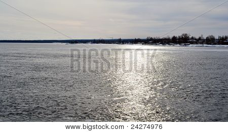 Vista del río Svir en invierno