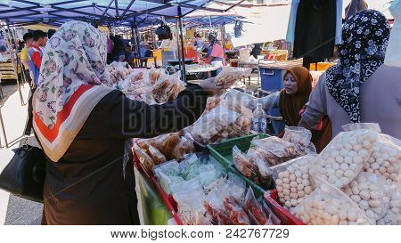 Papar,sabah,malaysia-apr 19,2018:people Buy Variety Of Delicious Malaysian Home Cooked Dishes Sold A