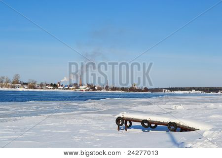 Costa de Svir río, invierno soleado día.