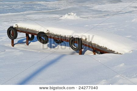 Viejo muelle en invierno