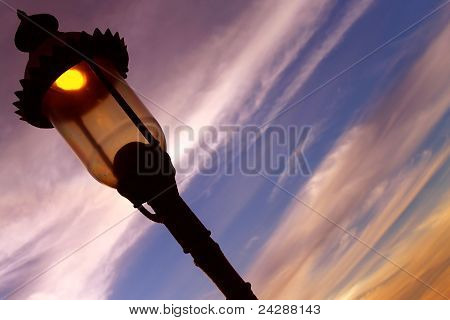 Pouliční lampa na západ slunce