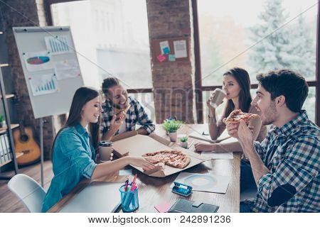 Close Up Photo Portrait Of Four Hungry Fynny Fynky Attractive Handsome Guys And Girls Eating Pizza H