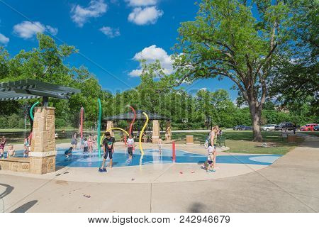 Children Splash Pad Or Spray Ground Parr Park, Grapevine, Texas, Usa