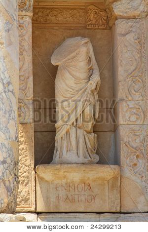 Antik statue i Celsus-biblioteket