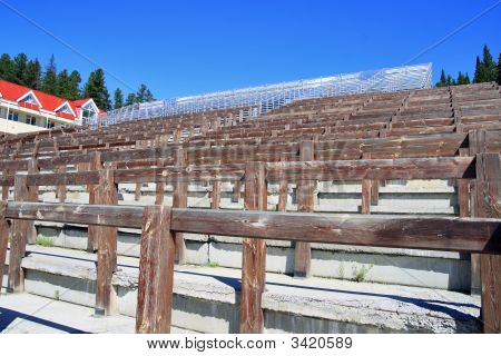 Ahşap tribün