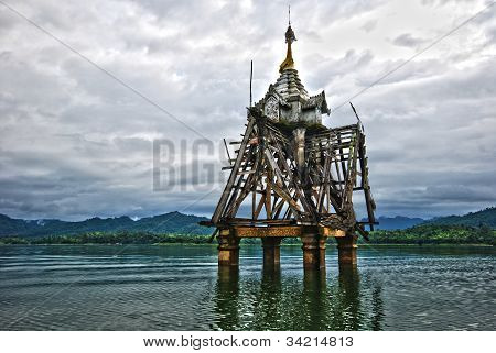 oben auf dem Dach des alten Tempel Flut hdr
