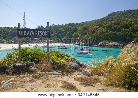 Phuket, Racha Island,thailand - December 10, 2019:racha Raya Island, Speed Boat Take Group Of Touris