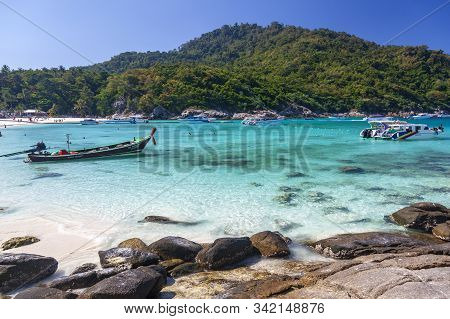 Phuket, Racha Island,thailand - December 10, 2019:racha Raya Island, Speed Boat Take Group Of Touris