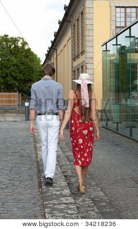 คู่หนุ่มสาวร่าเริงที่วางตัว