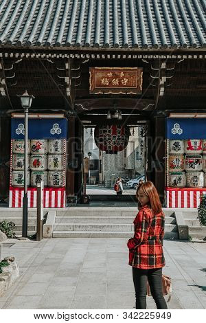 Kushida Shrine, Hakata, Fukuoka, Japan - November 2019 : Girl In Red Suit In Front Of Kushida Shrine