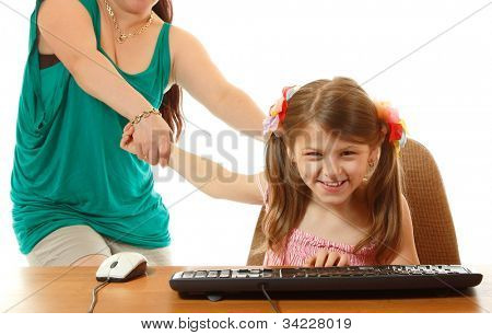 Mädchen mit Internet-Abhängigkeit spielen mit Tastatur, gezogen von der Mutter auf ihrem Computer, isola