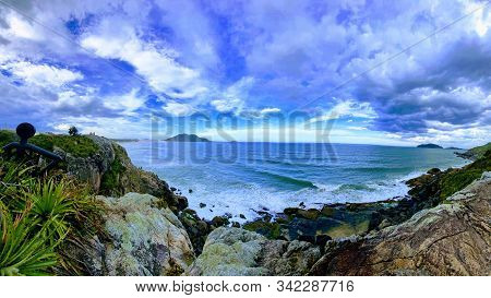 Praia Com Lindo Céu Azul E Nublado