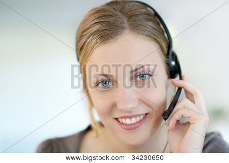 Closeup der schönen blonden Teleagenten