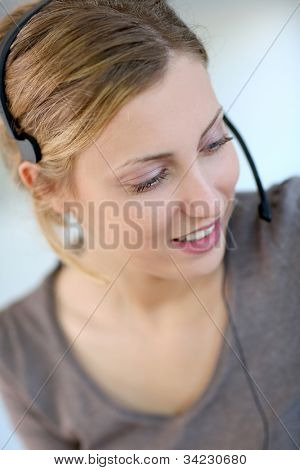 Nahaufnahme der schönen blonden Teleagenten