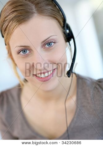 Nahaufnahme der schönen blonden Teleagenten