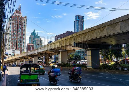Bangkok, Thailand - November 29 2019: Pratunam Shopping Market Area In Bangkok.