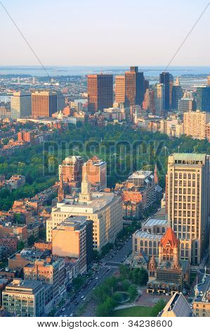 Boston city-keskustan Ilmakuva kaupunkien historiallisten rakennusten auringonlaskun aikaan.