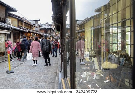 Kyoto, Japan- 24 Nov, 2019: Unidentified People Stroll Ninenzaka Street In Higashiyama. Higashiyama 