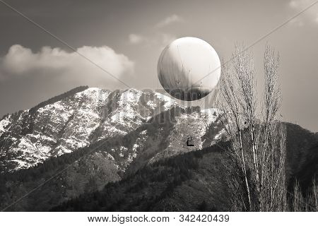 Erstwhile Hot Air Balloon In Nehru Park On Boulevard Road In Srinagar, Kashmir On A Winter Day In Se