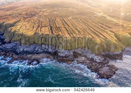 The Coastline Between Meenlaragh And Brinlack : Tra Na Gcloch In County Donegal - Ireland - Signs Of