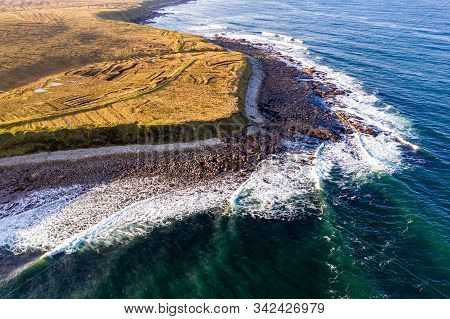 The Coastline Between Meenlaragh And Brinlack : Tra Na Gcloch In County Donegal - Ireland - Signs Of