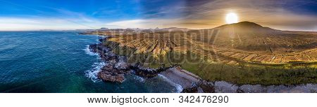 The Coastline Between Meenlaragh And Brinlack : Tra Na Gcloch In County Donegal - Ireland - Signs Of