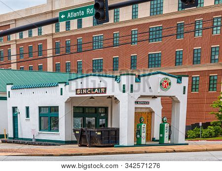 Cumming, Georgia - June 12, 2019: Sinclair Oil Corporation Is An American Petroleum Corporation, Fou