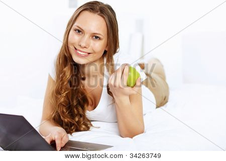 Not Defteri ile genç kadın